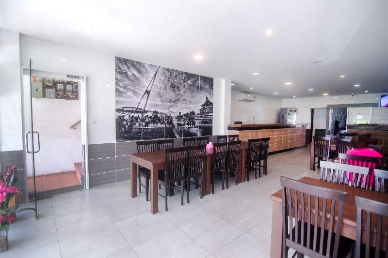 Oyo 836 Mandurah Room & Cafe Kuching Exteriör bild
