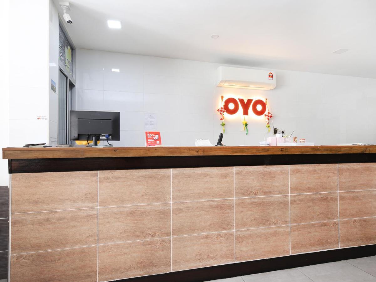 Oyo 836 Mandurah Room & Cafe Kuching Exteriör bild