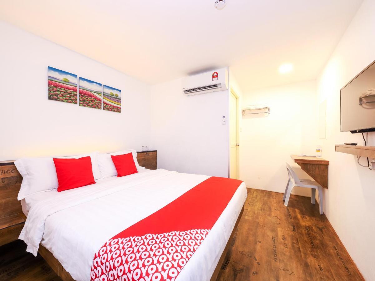 Oyo 836 Mandurah Room & Cafe Kuching Exteriör bild